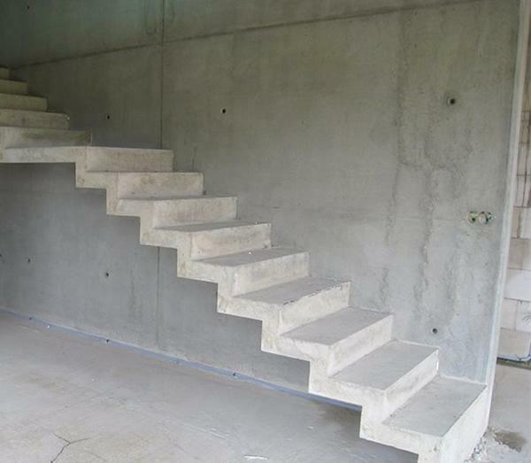 Daudzi cilvēki dod priekšroku izvēlēties konkrētas kāpnes uz pagrabu, jo tie raksturo uzticamība un praktiskumu