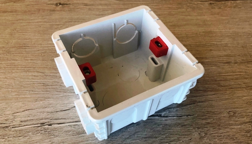 The standard dimensions of a square socket box are 68x68x43 mm