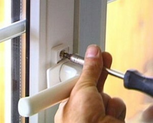 Reparation av plast dörrar med sina händer: skola skickliga hantverkare för att installera och reparera Windows
