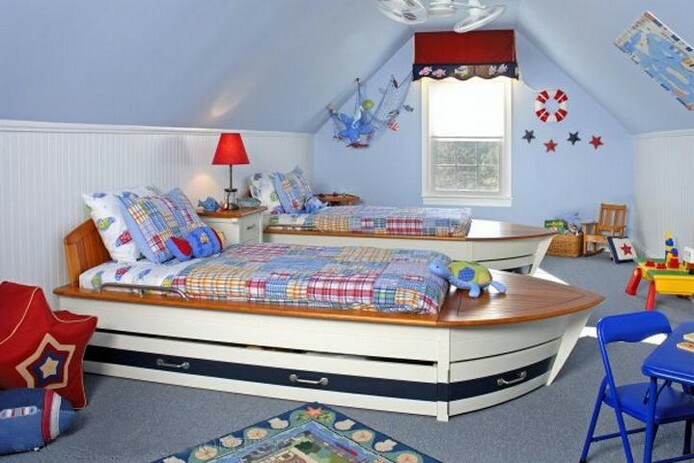 Progettare una stanza del bambino per due bambini: una piccola camera da letto vista interna di posti letto