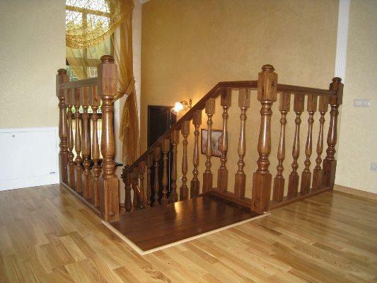 Krásně zdobí dřevěné schodiště zábradlí může být zvláštní