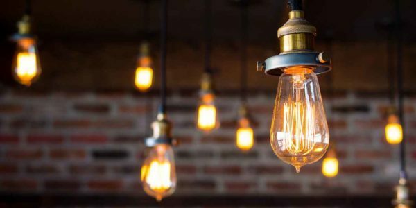 Oblíbený mezi původními přípravků pro loft - Edison žárovku, která i bez stropu mohou být použity pro doprovod