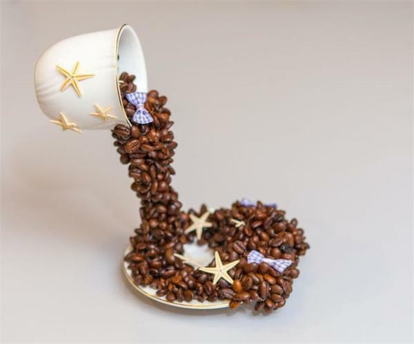 Topiary Coffee is gemakkelijk met de hand gedaan, versierd het interessant en origineel dingen