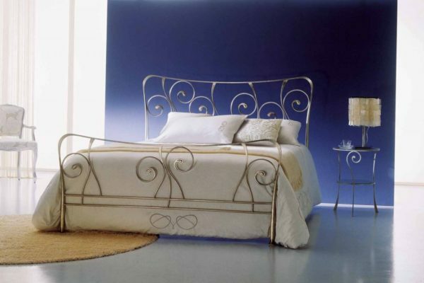 Kované železné postele: možnosti s krásnym späť do interiéru, veľkosti lôžko, videa a fotografií