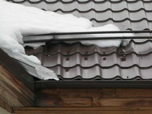 oprire de zăpadă pentru a preveni o avalanșă de colectare de zăpadă de pe acoperiș
