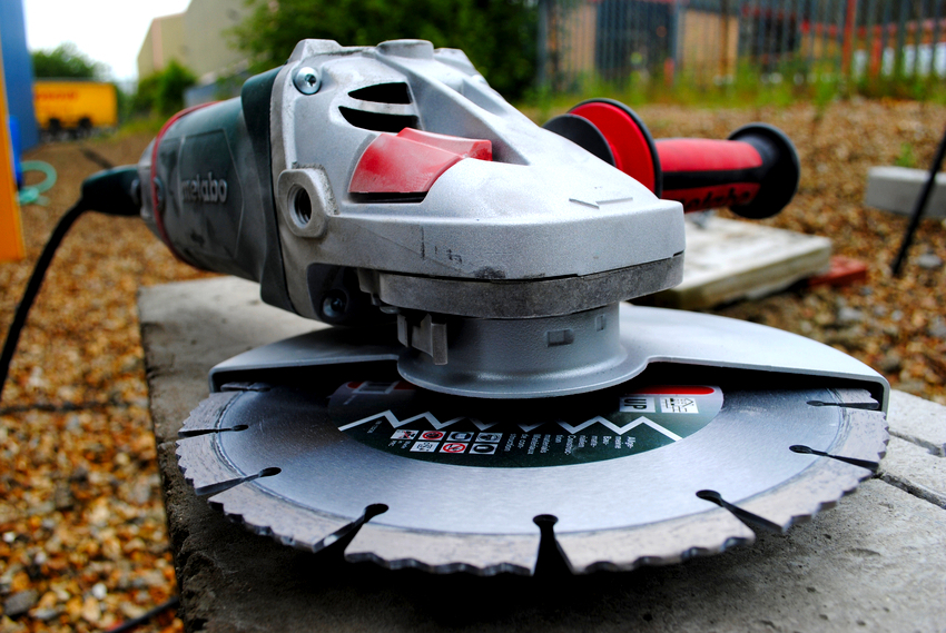 Cutting disc for concrete on the cutting edge is sputtered with diamond chips