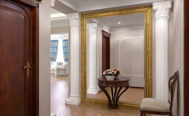 Hacer la sala un hermoso y original ayudará a un gran espejo en la pared