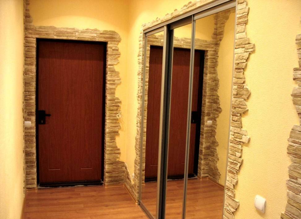 Zaprojektować mały korytarz w mieszkaniu: opcje i idee jego dekoracji wnętrz
