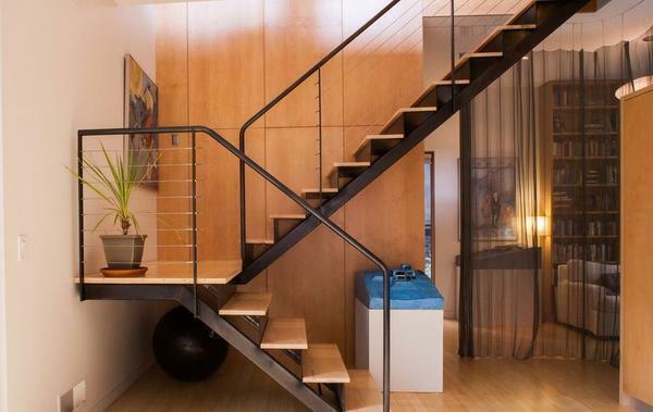 Stylowe i oryginalne dopełnienie nowoczesnych wnętrz z pomocą pięknych schodów zespołu z metalu i drewna