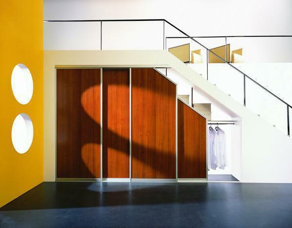 Wybierz szafie pod schodami jest konieczne, tak aby pasował do wnętrza harmonijnie stylu i koloru
