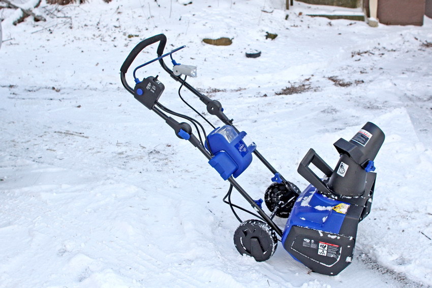 It is recommended to make small breaks at work to enable the engine to cool electric snowthrower