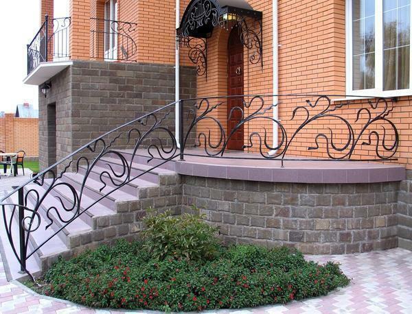 Pro čelí betonové schodiště lze použít dlaždice nebo dekorativní kámen