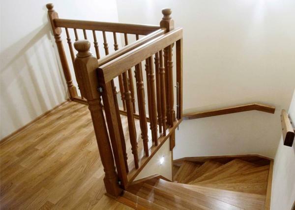 Bagus dan asli di pedalaman dari rumah negara akan melihat tangga spiral yang terbuat dari kayu
