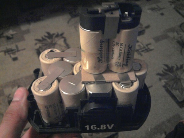 la batería de níquel-cadmio con un destornillador en un estado desensamblado