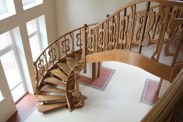 Spirālveida kāpnes izgatavotas no ozola ir vislabāk piemērota sakārtošanu istabu klasiskajā stilā