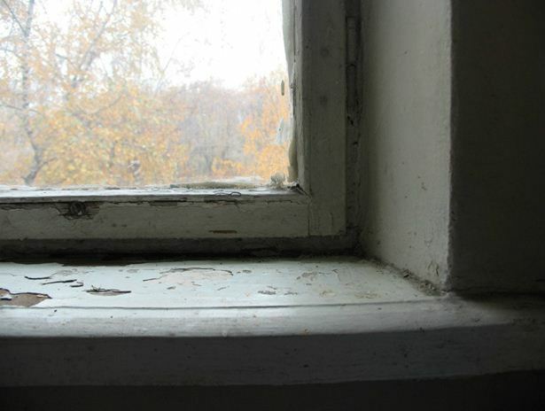 Fula utseende, träramar i Sovjet-byggda hus är en del av en lägenhet ventilationssystem.