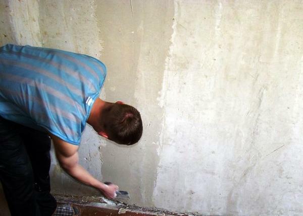 V prípade, že stena, na ktorej je upevnený sadrokartón, je nerovná, potom je nutné zvoliť finálna adhézny zmes bola nanesená a hrubú vrstvu na jeho povrchu
