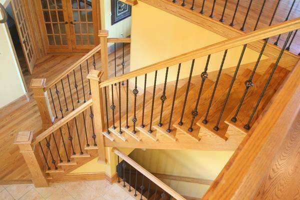 Zábradlí pro schodiště ze dřeva: dřevo s rukama nad hlavou, sloupy a fotografií, instalací vyřezávaných, fixní výrobní