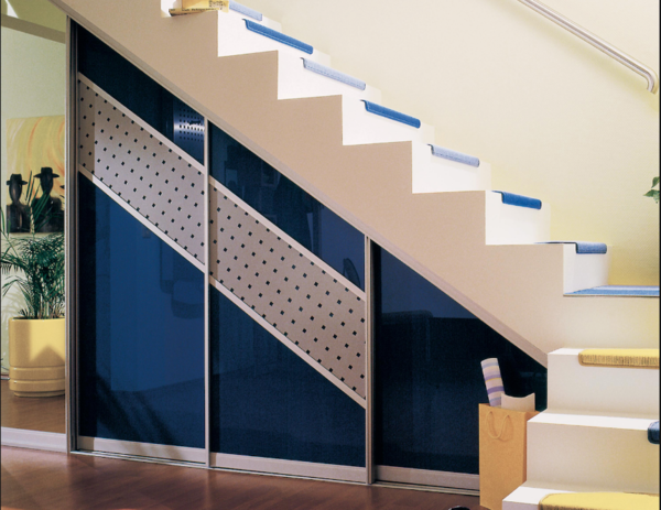 Szafy pod schodami z drzwiami przesuwnymi świetnie wyglądają we wnętrzu w high-tech i nowoczesny