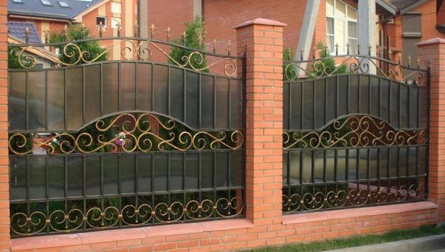 Kovanega železa ograje za zasebne hiše: 6 možnosti