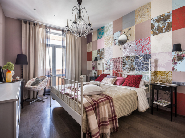 A parede está decorado com a técnica de patchwork, dará uma originalidade quarto e no conforto do lar