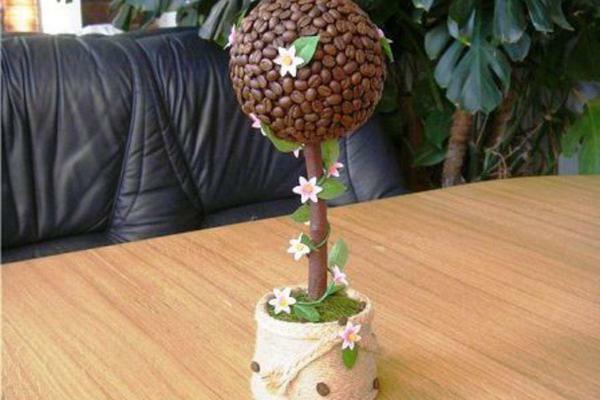 Topiary från kaffebönor passar perfekt i alla köksinredning