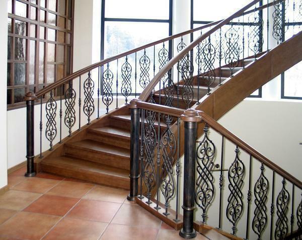 Krásna schodisko s kované železné zábradlie nielen zdobí interiér, ale tiež bude robiť to rafinovaný a elegantný