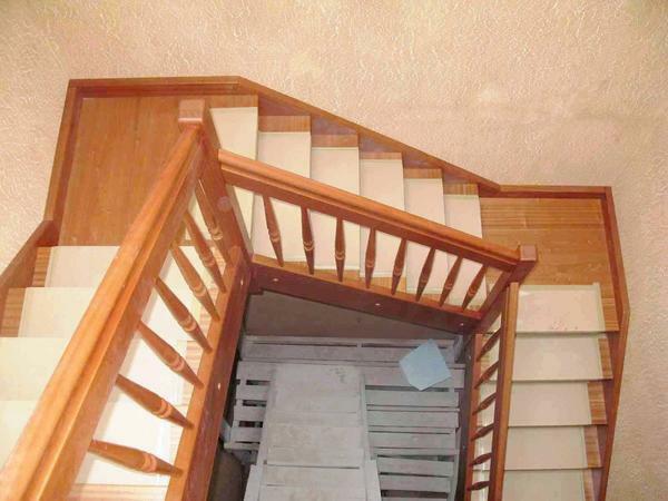 Svängbara trappa 90 grader till andra våningen 180 steg, design och layout, foto trä plattform