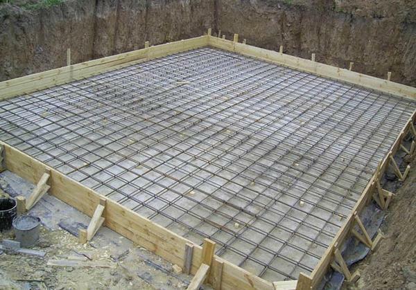Tijekom instalacije nije moguće ispuniti u monolitnom betonskom temelju pod staklenik postupno, svi radovi moraju biti završeni u jednom danu