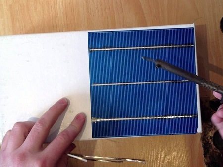 Materiály pro výrobu solárních panelů lze zakoupit ve specializovaném obchodě nebo objednat na internetu 