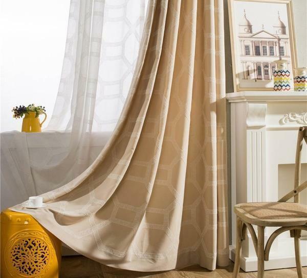 Beige Vorhänge: das Foto im Innern des Wohnzimmers, die Farbe des Cappuccino im Schlafzimmer, Vorhänge in den Farben braun mit beige, Vorhängen