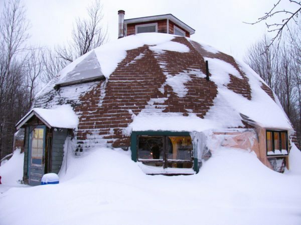 În timpul iernii, cu construcția domului nu are nevoie chiar de a elimina zăpadă: cea mai mare parte din ea va veni în jos în sine, datorită prezenței unei pante mari, iar ceea ce rămâne, nu va fi capabil să facă rău