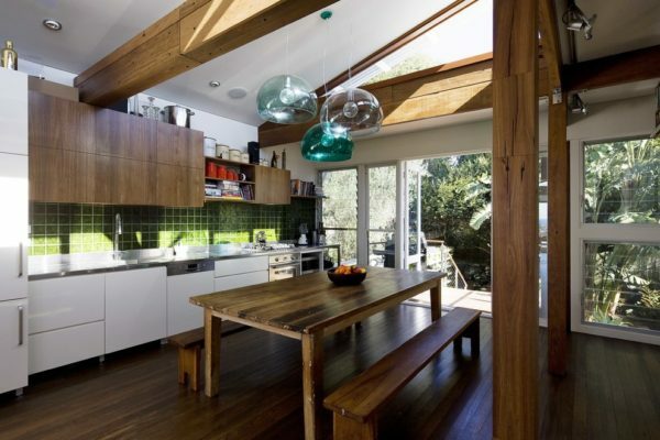Nábytek, podlahy a dokonce i trámy na stropě, je lepší, aby se ze dřeva ve stejné barvě