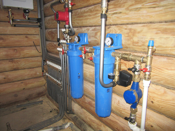 Montering av en fristående hus med sina egna händer vattenförsörjningssystemet, måste du köpa och korrekt installera ett stort antal utrustning