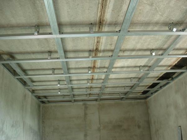 Med giposkartonnoy upphängd struktur kan enkelt dölja alla brister i taket i rummet utrymme och zonindelning