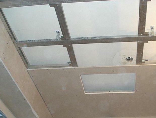 Het bevestigen van gipsplaten aan het plafond is niet al te veel moeite
