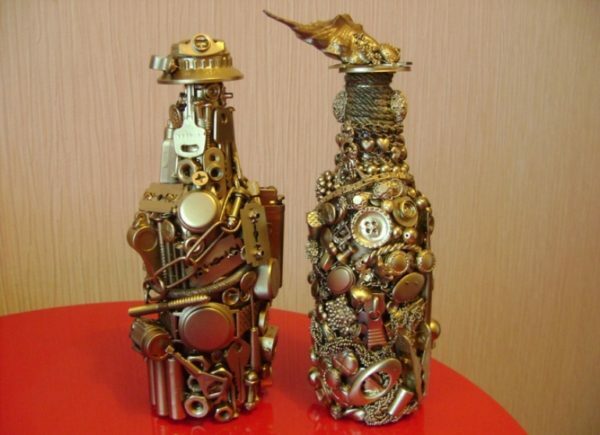 Dekoracyjne butelki w stylu steampunk wykonane praktycznie z odpadów