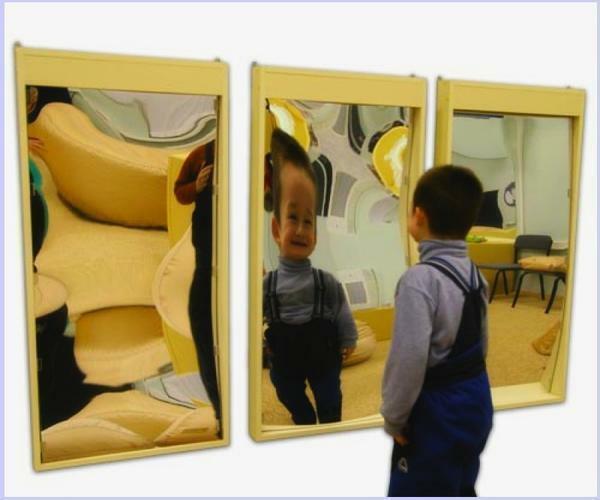 O quarto das crianças é grande para encontrar seu lugar distorcendo espelhos em forma de painéis modulares
