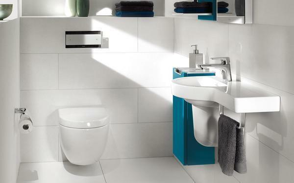 Hängande toalett passar väl in i interiören, gjort i stil med högteknologiska eller modern