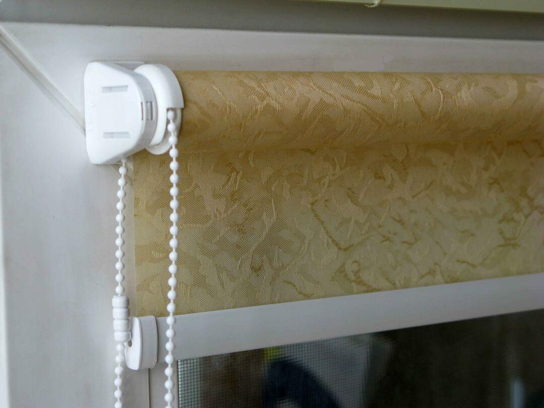 Roll-blinds: cortinas de rolo no interior, foto, rendas em uma janela na Federação Russa, bonito solntseotrazhayuschie cozinha