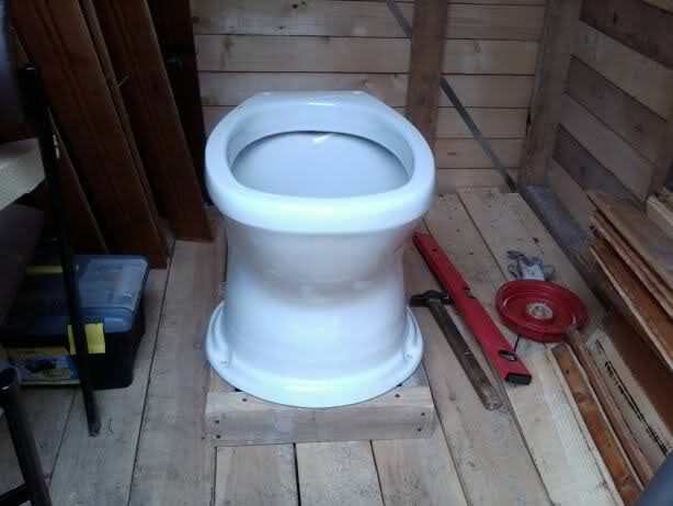 sanita Suburban: plástico WC exterior, direto, fazer um banco de madeira, uma foto na casa, jardim com suas próprias mãos