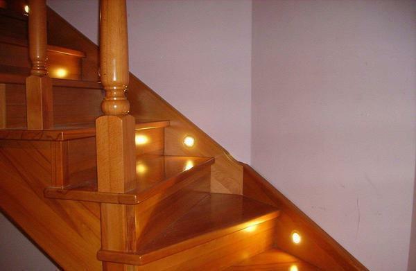 Belysning trappor i ett privat hus Foto: Kontroll och typer, automatisk rörelsesensorn byggdes i stugan