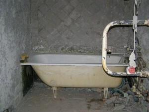 Hoe om reparaties in de badkamer: de afwerking wordt uitgevoerd in de vijf verdiepingen tellende gebouw en Stalin uitgevoerd