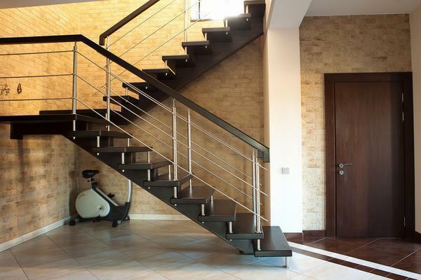 alle former for materialer, der anvendes til fremstilling af moderne trappe: glas, sten, metal eller træ
