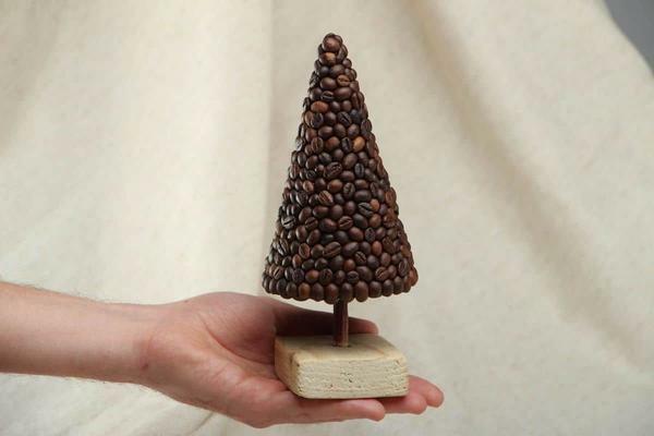 Izveidot stilīgs topiary koks var pat izgatavoti no kafijas pupiņām