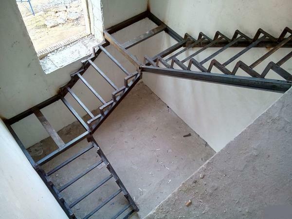 Med prednostmi stopnice v obliki cevi je treba omeniti, dolgo življenjsko dobo in odlične estetske lastnosti