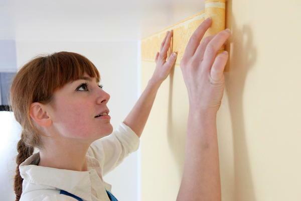 What first do the stretch ceiling or glue wallpaper: before or after gluing, repair that forward, video
