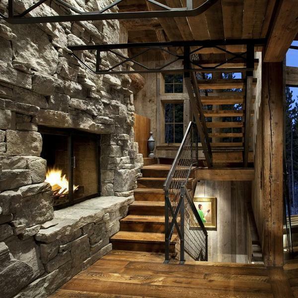 O scară de lemn este original pentru a decora interiorul, în stilul unui loft