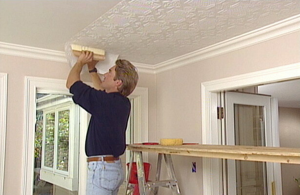 Tavanda duvar kağıdı asmak Nasıl: tutkal yapmak veya duvarları boyamak için iyidir ve tavan yapıştırılır