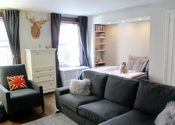 Za malý obývacia izba návrhári sa odporúča zvoliť úzky kompaktný rozkladaciu pohovku